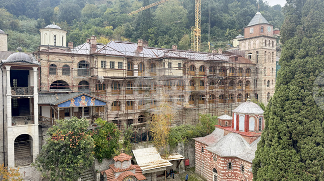 Зографският манастир отбеляза есенния празник на свети Георги с литургия и литийно шествие с чудотворна икона на светеца