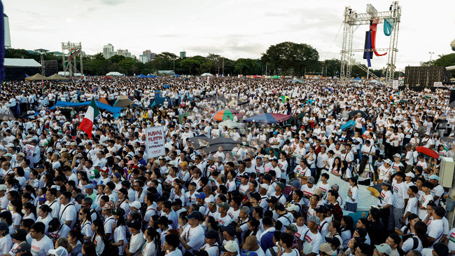 Стотици хиляди хора се събраха в Манила на митинг заради корупционния скандал, свързан с проекти за контрол на наводненията 