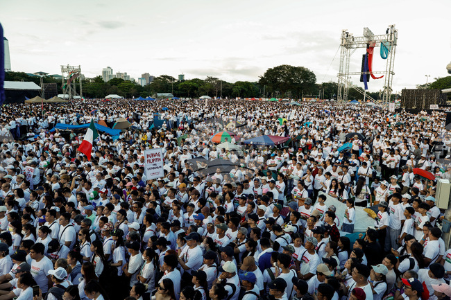 Стотици хиляди хора се събраха в Манила на митинг заради корупционния скандал, свързан с проекти за контрол на наводненията 
