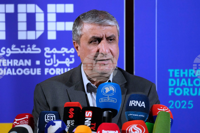 Иран е склонен да разреди обогатения си уран, ако бъдат премахнати всички санкции, заяви директорът на ядрената програма на страната