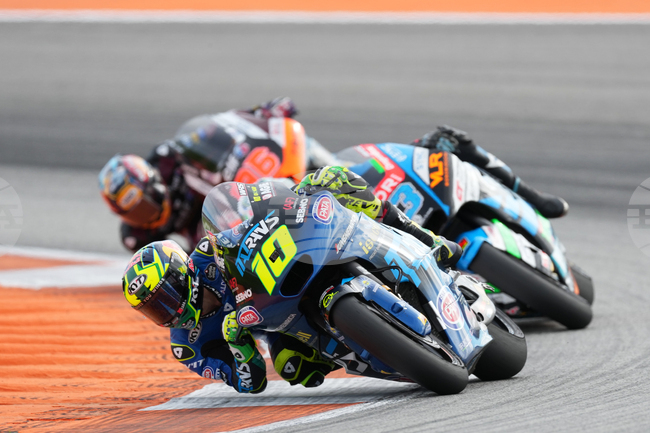 Бразилецът Диого Морейра стана световен шампион по мотоциклетизъм в клас Мото 2, испанецът Адриан Фернандес спечели във Валенсия в клас Мото 3