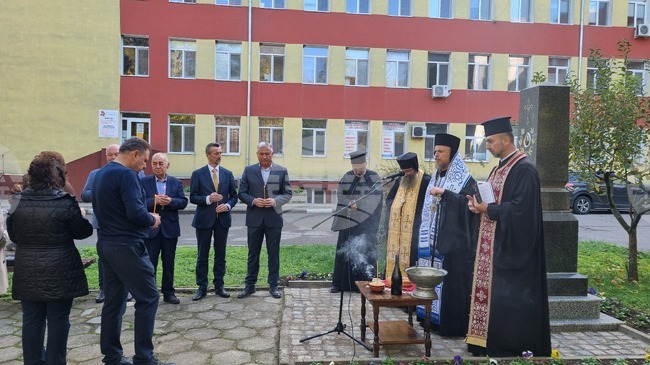 Признателни поповчани откриха паметник на д-р Михаил Попов в двора на болницата в града 