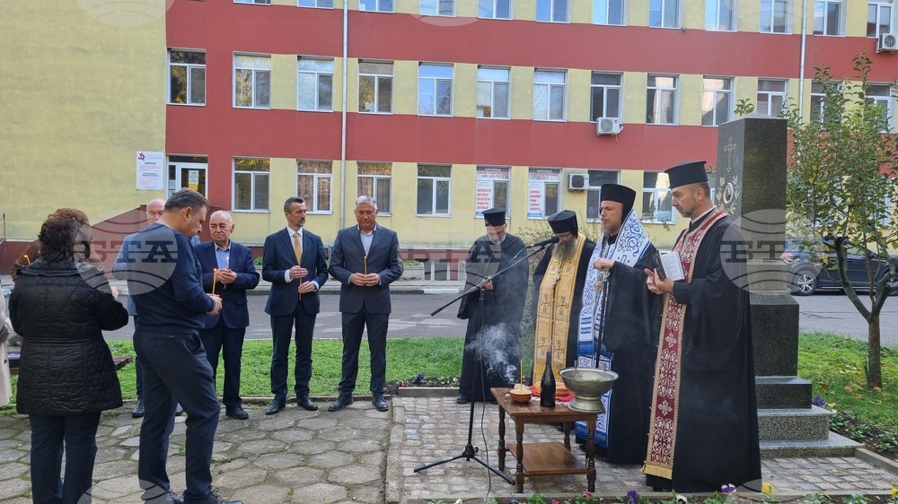 Признателни поповчани откриха паметник на д-р Михаил Попов в двора на болницата в града 