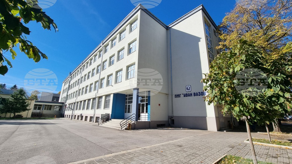 Учениците трябва да опитват, за да разберат къде са силни, казва преподавателят по информатика в ПМГ "Иван Вазов" в Добрич Светлана Василева