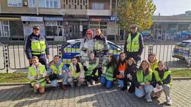 Областната дирекция на МВР в Благоевград и ученици от Второ основно училище „Димитър Благоев“ отправиха призив към водачите да шофират внимателно