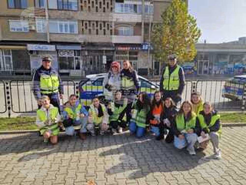 Областната дирекция на МВР в Благоевград и ученици от Второ основно училище „Димитър Благоев“ отправиха призив към водачите да шофират внимателно