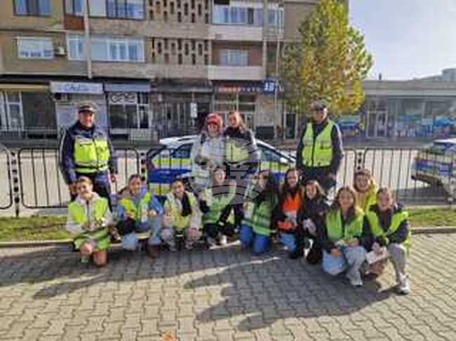 Областната дирекция на МВР в Благоевград и ученици от Второ основно училище „Димитър Благоев“ отправиха призив към водачите да шофират внимателно