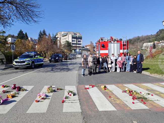 С полагане на цветя на пешеходни пътеки деца в Смолян отбелязаха Световния ден за възпоменание на жертвите на пътнотранспортни произшествия