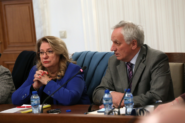 На денонощие остават в България около 2000-2500 украински граждани, съобщи началникът на Националния кризисен щаб към Министерския съвет