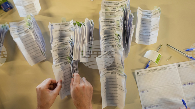 Комунистката Янет Хара води на президентските избори в Чили, а кандидатът на крайната десница вероятно ще се изправи срещу нея на втория тур