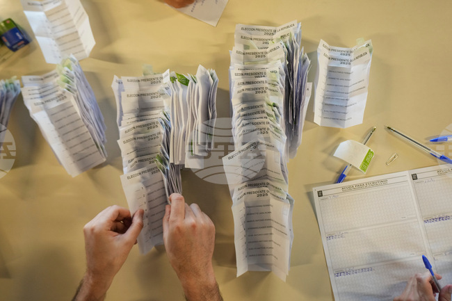 Комунистката Янет Хара води на президентските избори в Чили, а кандидатът на крайната десница вероятно ще се изправи срещу нея на втория тур