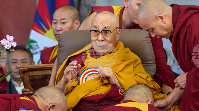 Китай разкритикува решението да се присъди наградата "Грами" на Далай Лама