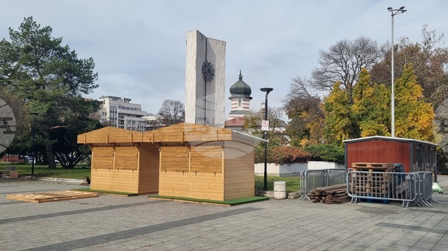 В Плевен започна изграждането на Коледното градче