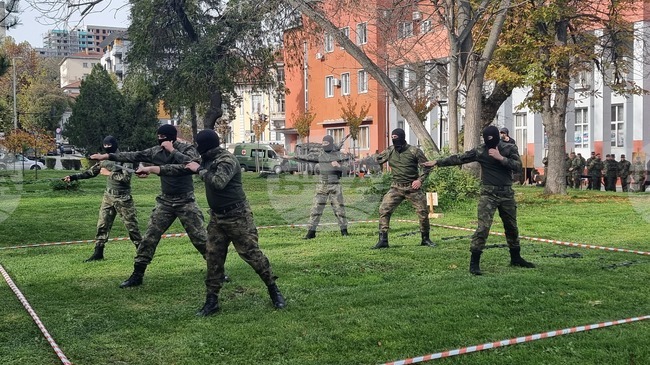 В Плевен с музикална програма, демонстрация на бойни техники и експозиции се чества празникът на Сухопътните войски