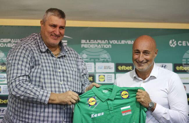 Президентът на БФВолейбол Любомир Ганев представи новия селекционер на националния отбор за жени Марчело Абонданца