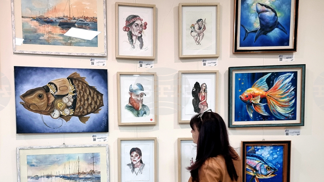 Нова изложба в Икономическия университет във Варна търси връзките между човешката душа и мълчанието на водния свят