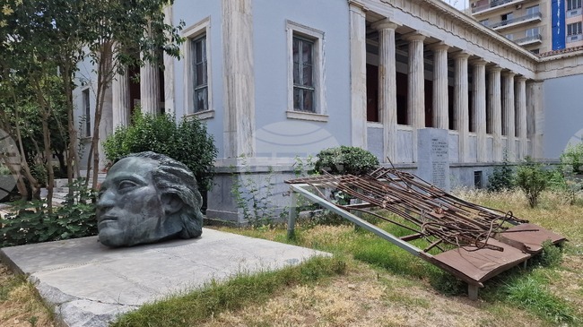 Полицейски патрули, дронове и хеликоптери следят за сигурността в Атина на годишнината от бунта в Атинската политехника