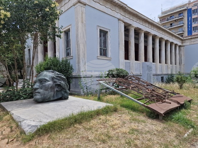 Полицейски патрули, дронове и хеликоптери следят за сигурността в Атина на годишнината от бунта в Атинската политехника