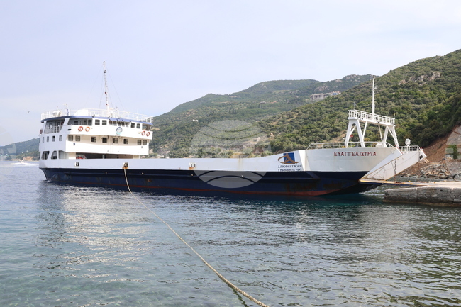 Поклонници са блокирани в Урануполи на Халкидическия полуостров, защото заради лошото време корабите за Света гора не пътуват
