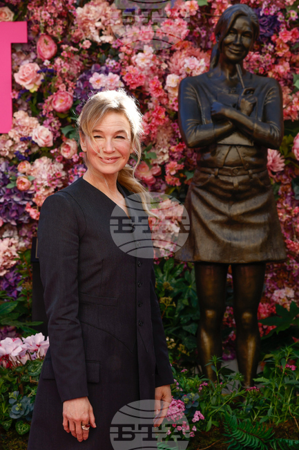 Статуя на Бриджит Джоунс бе добавена към бронзовите фигури на Хари Потър и Мери Попинз на Лестър скуеър в Лондон