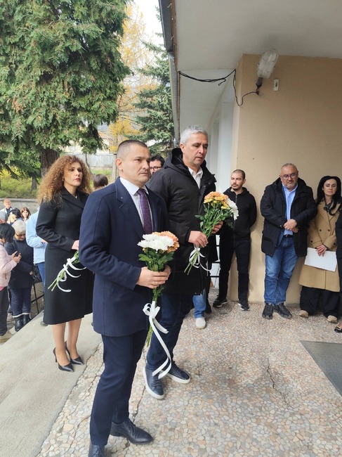 Община Разлог: Признателен Разлог откри паметна плоча на д-р Спас Радев, загинал в битката с COVID 19