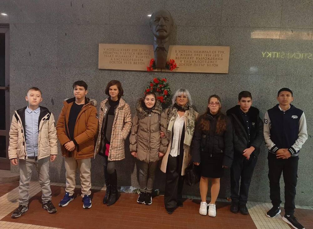 Ученици от Българското средно училище „Д-р Петър Берон“ в Прага отдадоха почит към своя патрон и поднесоха цветя пред барелефа му