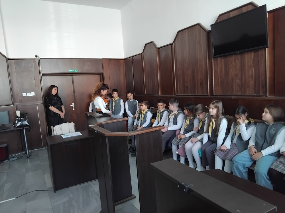 Окръжен съд – Добрич: Третокласници от СУ „Димитър Талев“ гостуваха в Районен съд – Добрич
