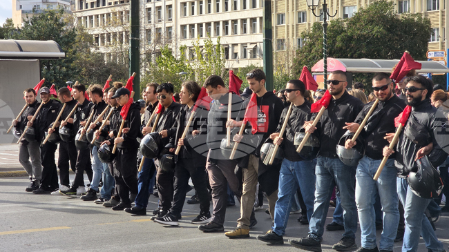Шествие до посолството на САЩ в Атина е кулминацията на проявите за годишнината от бунтовете в Атинската политехника