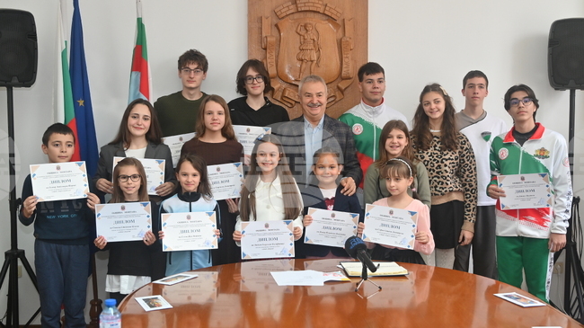 Талантливи деца от Монтана получиха стипендии от местната община
