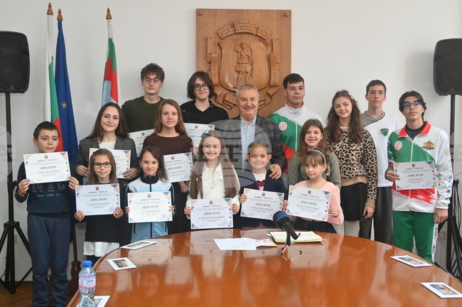 Талантливи деца от Монтана получиха стипендии от местната община
