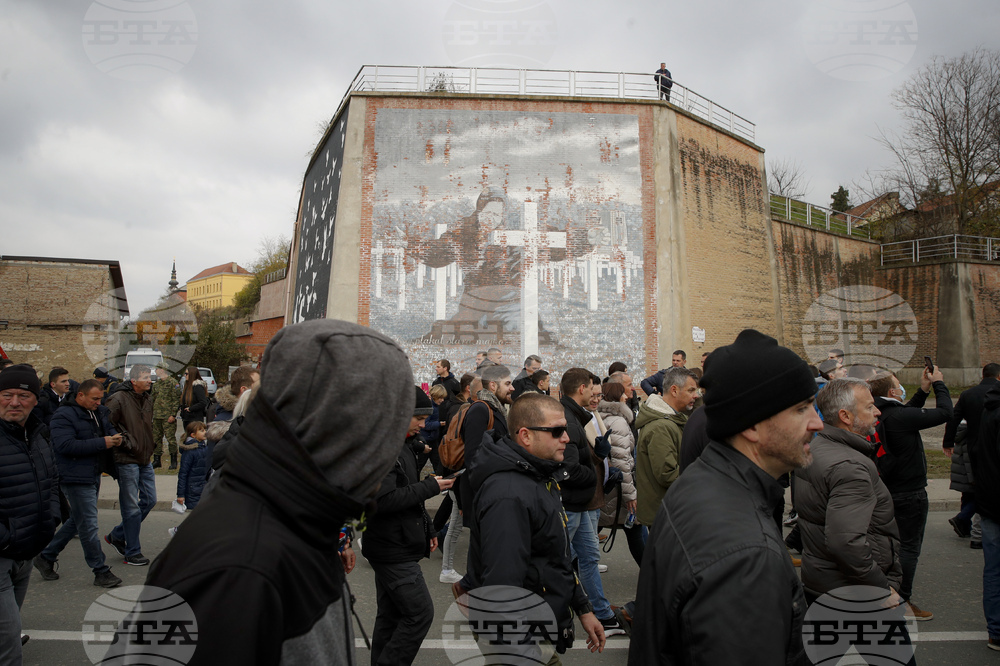 Битката за Вуковар, част от войната за независимост на Хърватия, завършва с падането на града на 18 ноември 1991 година 
