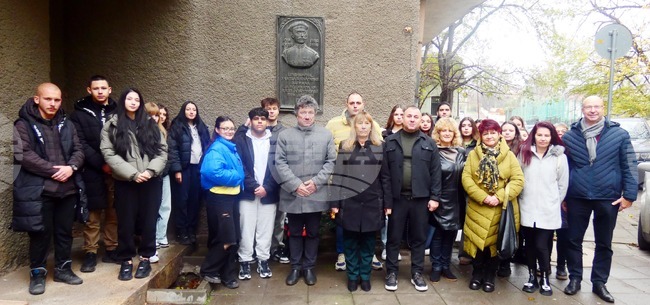 В Лом отбелязаха 160-годишнината от рождението на Луи Айер с поднасяне на венци пред неговия барелеф 