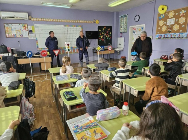 Първокласници от Търговище участваха в образователни беседи по пътна безопасност