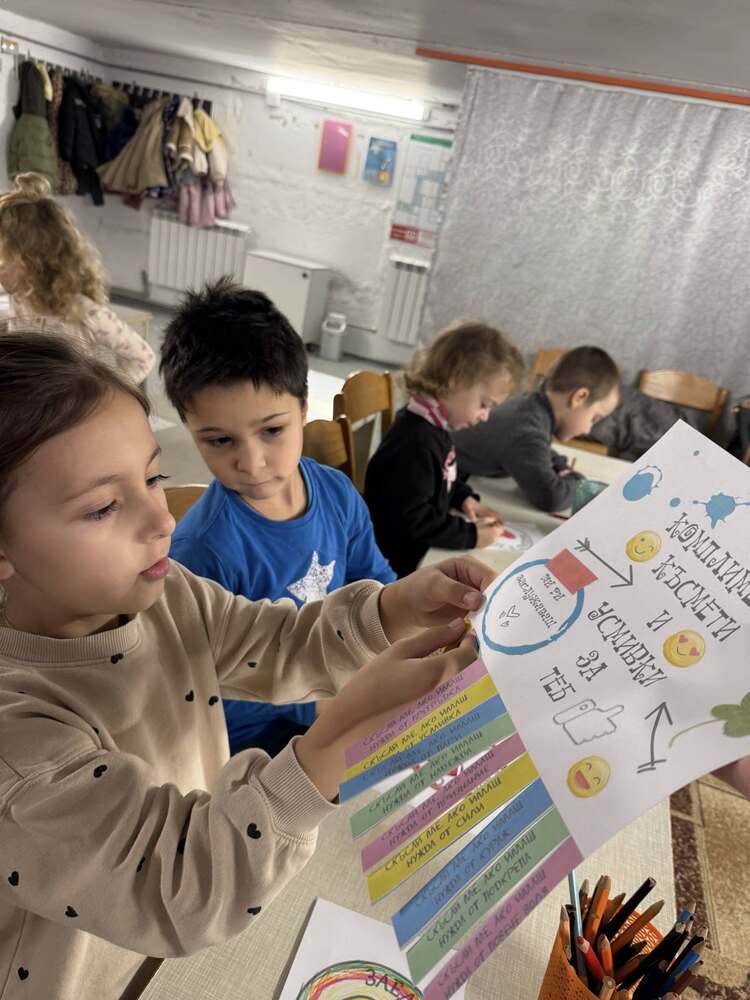 Деца от Българското неделно училище в Измаил, Украйна, отбелязаха Световния ден на добротата с изработване на късмети