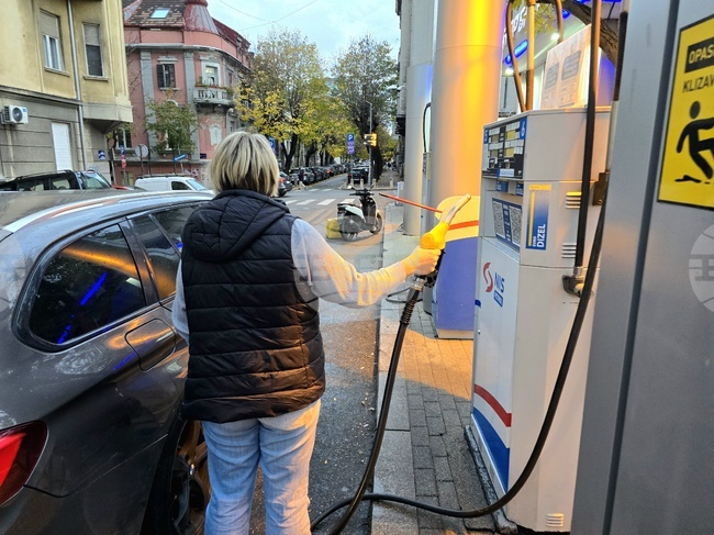 Сърбия временно забранява износа на суров петрол, бензин и дизел 
