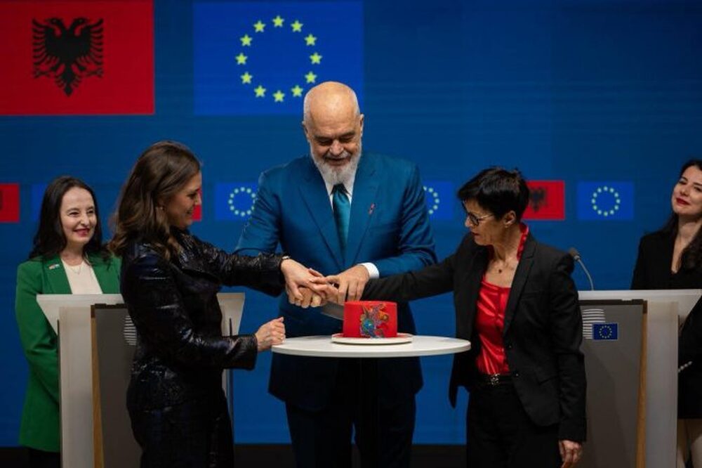 АТА: Албания е готова да се справи с предизвикателствата за приключване на преговорите до 2027 г., каза външният министър Спиропали