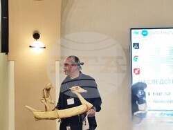 Български учен изследва древно азиатско изкуство и създава европейския образец на воден театър, снимка – личен архив