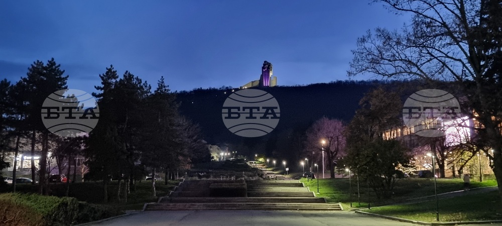 Две сгради в Шумен са осветени в лилав цвят по повод Световния ден на недоносените деца 