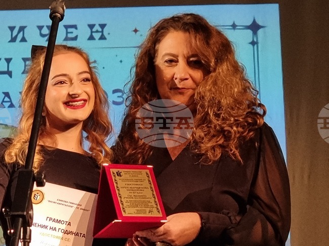 Концерт-спектакъл за празника на Езиковата гимназия в Ямбол събра стотици настоящи и бивши ученици и преподаватели