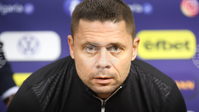 "Използваме всякакви методи, за да подобрим психологическото състояние на отбора; утре ще играем за победа", обясни Александър Димитров