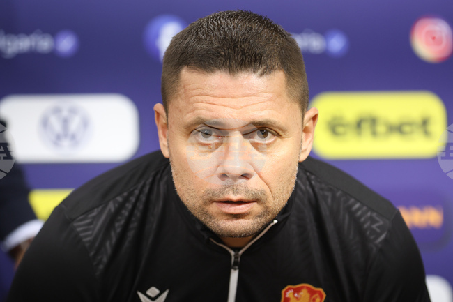 "Използваме всякакви методи, за да подобрим психологическото състояние на отбора; утре ще играем за победа", обясни Александър Димитров