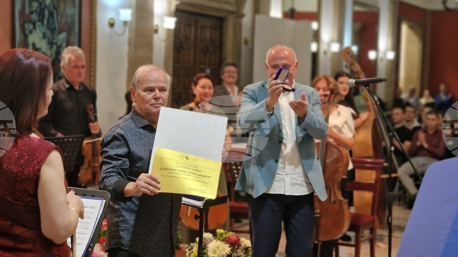 Маестро Райчо Христов получи престижното отличие „Кристално огърлие“, а камерния оркестър „Орфей“ – „Златна лира“ по повод юбилея на оркестъра