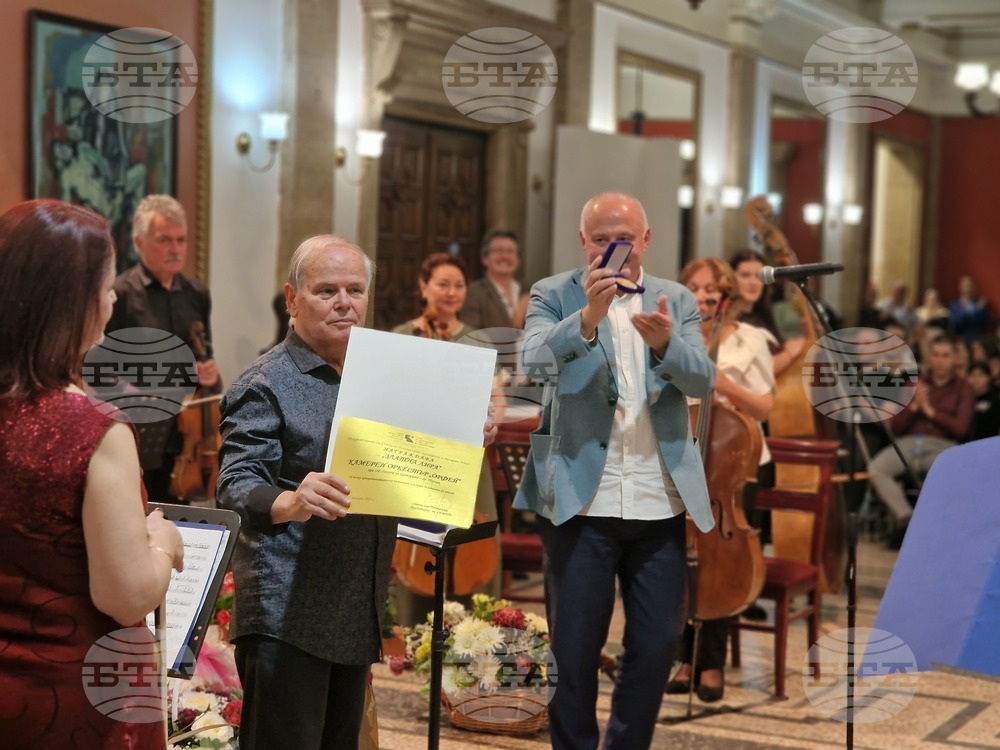 Маестро Райчо Христов получи престижното отличие „Кристално огърлие“, а камерния оркестър „Орфей“ – „Златна лира“ по повод юбилея на оркестъра