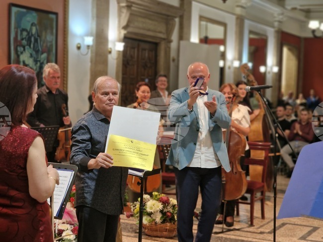 Маестро Райчо Христов получи престижното отличие „Кристално огърлие“, а камерния оркестър „Орфей“ – „Златна лира“ по повод юбилея на оркестъра