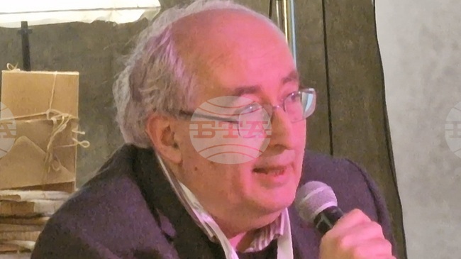 Българското общество има огромен проблем с преработването на паметта за комунистическото минало, каза журналистът Тони Николов