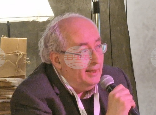 Българското общество има огромен проблем с преработването на паметта за комунистическото минало, каза журналистът Тони Николов