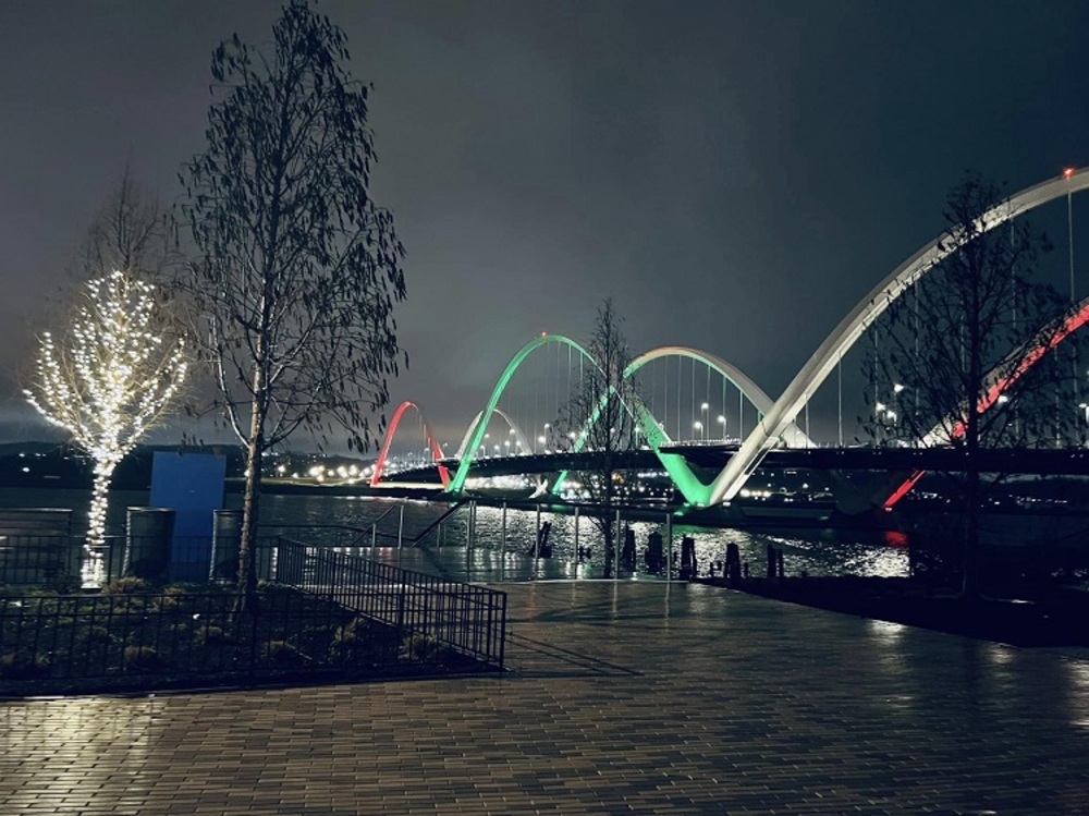 Цяла нощ мостът „Фредерик Дъглас“ във Вашингтон светеше в цветовете на българския флаг