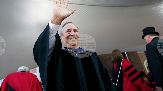 Бившият американски финансов министър Лари Съмърс се оттегля от публичност заради критики за връзките му с Епстийн 