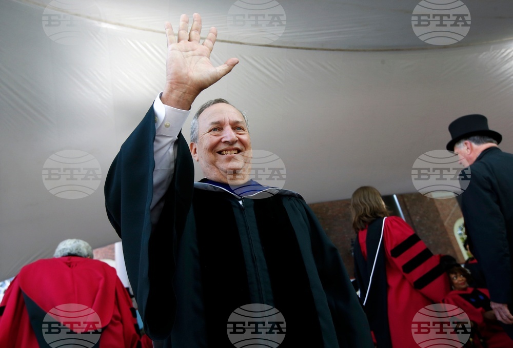 Бившият американски финансов министър Лари Съмърс се оттегля от публичност заради критики за връзките му с Епстийн 