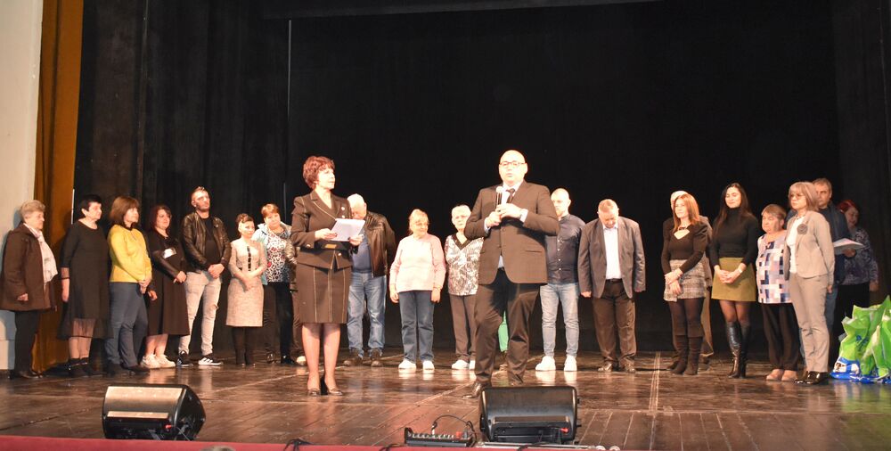 Над 170 деца участваха в Благотворителния концерт за Деня на семейството, в началото му Кметът Добрин Добрев връчи наградите на победителите в конкурса „Да на красотата”